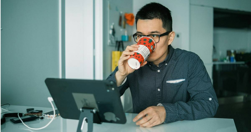 一名35歲男子表示，他月薪60萬元、可在家上班且每天工時6小時，卻萌生辭職念頭。（示意圖，與當事人無關／Unsplash）