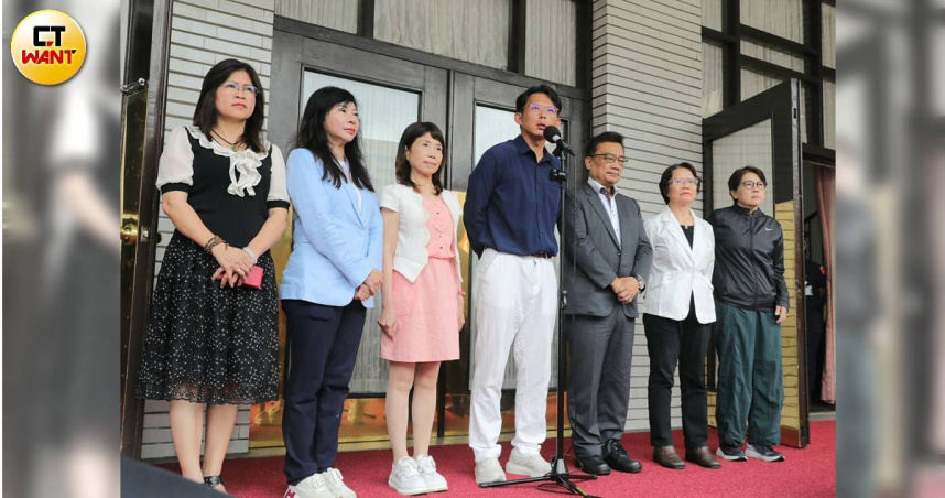 民眾黨立法院黨團25日於立法院外說明黨團對於大法官人事同意權的投票立場。（圖／周志龍攝）