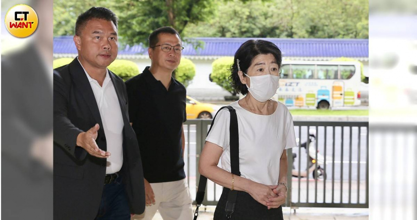 民眾黨前主席柯文哲妻子陳佩琪26日在國民黨立委羅智強及民眾黨台北市議員張志豪的陪同下投票。（圖/黃耀徵攝）