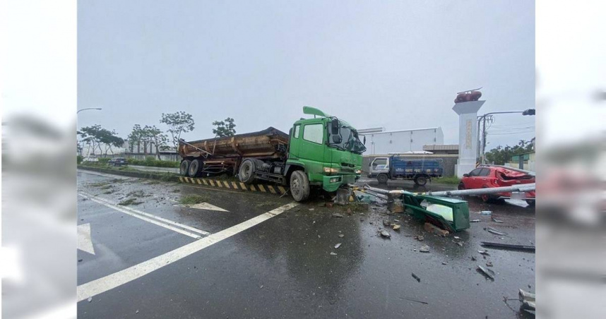 屏東縣新埤鄉台1線南下425公里處，砂石車疑煞車失靈自撞安全島上的號誌桿，波及自小客車，2車駕駛皆受輕傷。（圖／警方提供／中國時報記者羅琦文屏東傳真）