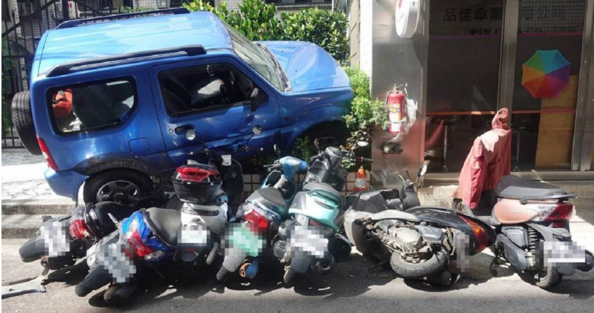 今（30）日下午2時許，桃園市發生一起車輛暴衝事件，一名7旬婦人駕車駛出地下停車場時，車輛因不明原因失控暴衝，撞倒路邊8輛機車，又衝上路邊花壇，所幸並未造成人員傷亡。（圖／翻攝畫面）