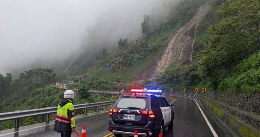 巨石崩落封路車輛出行大受阻。（圖／翻攝畫面）