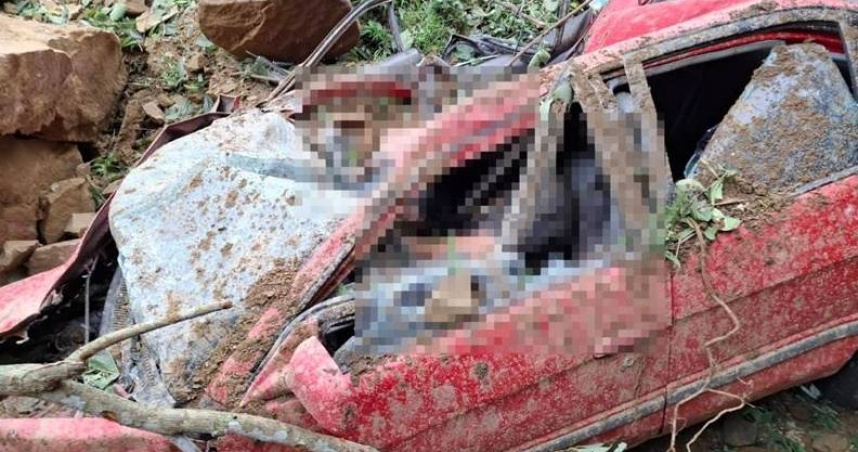 苗栗縣泰安鄉清安道路發生落石意外，巨石壓毀路過小客車，2人一度受困，駕駛被救出已明顯死亡。（圖／翻攝畫面）