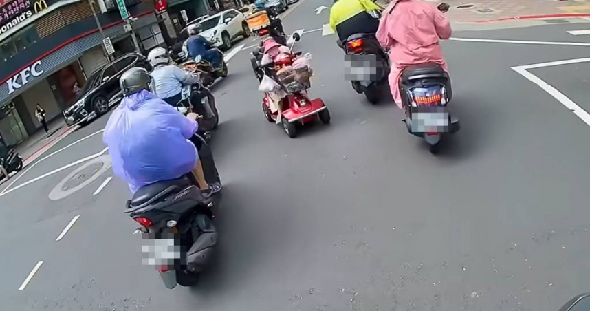 台北街頭年長婦人騎電動輔助車，導致前方車輛集體急煞車。（圖／翻攝自臉書爆料公社）