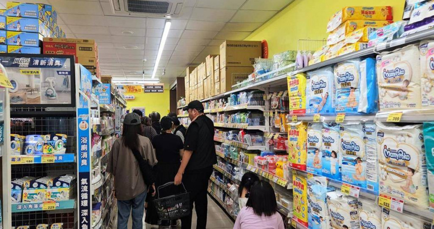 楊柳颱風逼近，賣場湧入採買物資的人潮。（圖／中國時報蕭嘉蕙攝）