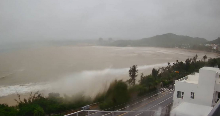 楊柳颱風帶來強風暴雨，圖為墾丁南灣。（圖／翻攝自我愛墾丁旅遊票券中心YouTube）