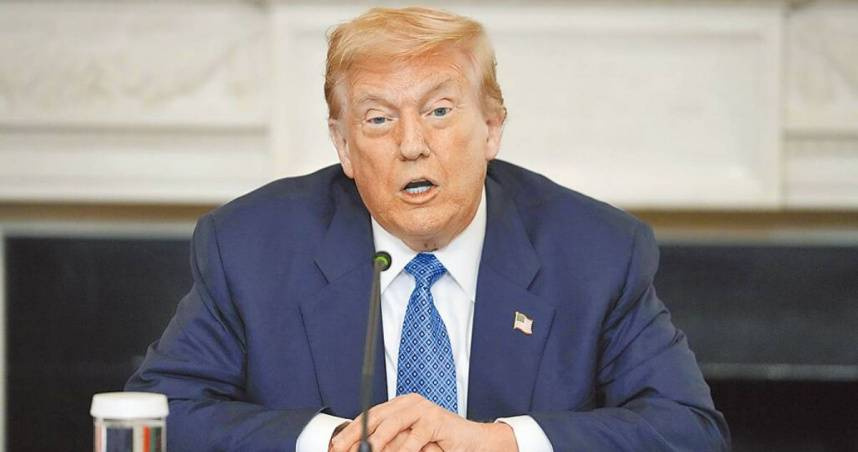 美國總統川普13日簽署命令，撤銷前總統拜登於2021年發布的促進美國經濟競爭行政命令。（圖／美聯社）