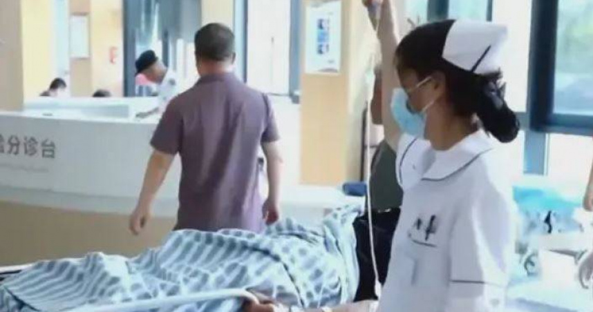 傷者被蛇噴射毒液至眼部，導致化學性眼部損傷，所幸送醫及時，目前已無大礙。（圖／翻攝自央視）