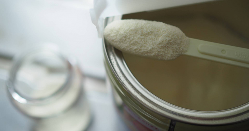 媽媽餵近日宣稱市售嬰兒配方奶粉含糖量過高，引發爭議。（示意圖／Photo AC）