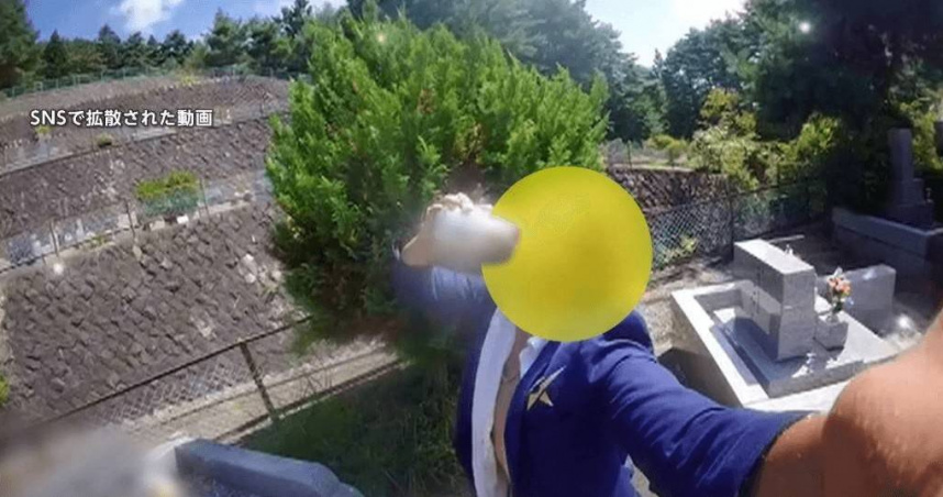 外國人闖入日本墓園作亂。（圖／翻攝自社群網站X @FNN_News）