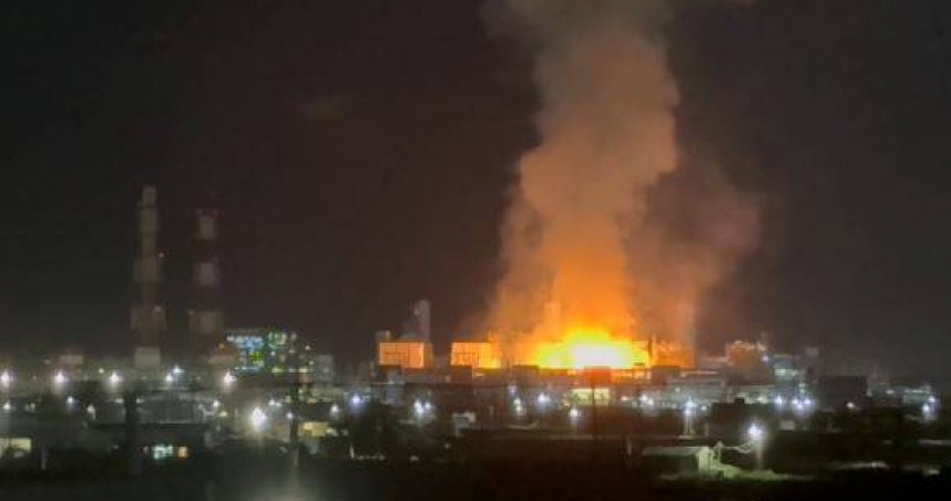 高雄興達電廠今天（9日）晚間發生火警。（圖／翻攝畫面）