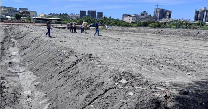 高雄大寮區農地近日傳出有不明卡車夜間進出非法傾倒建築廢棄物。（圖／都發局提供／中國時報記者紀爰高雄傳真）