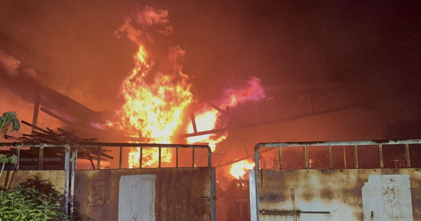 台南市歸仁區昨晚發生火警。（圖／翻攝記者爆料網）