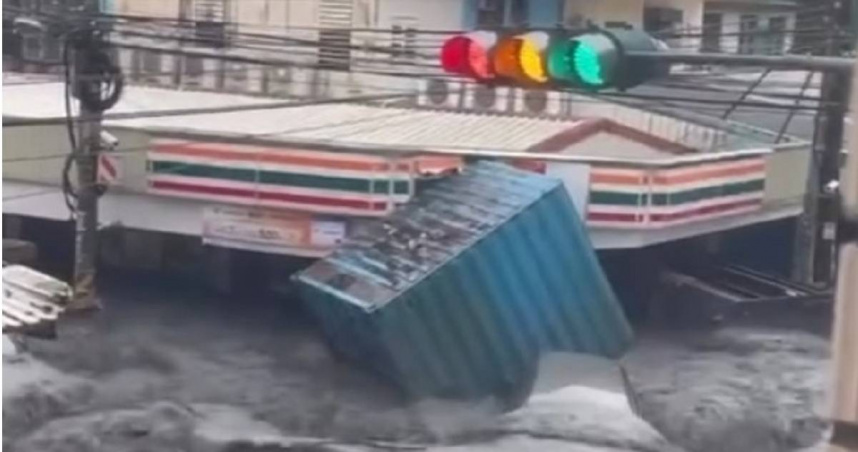 颱風樺加沙讓花蓮馬太鞍溪堰塞湖潰堤，水淹光復市區，便利商店也遭殃。（圖／翻攝Threads／mei77080）