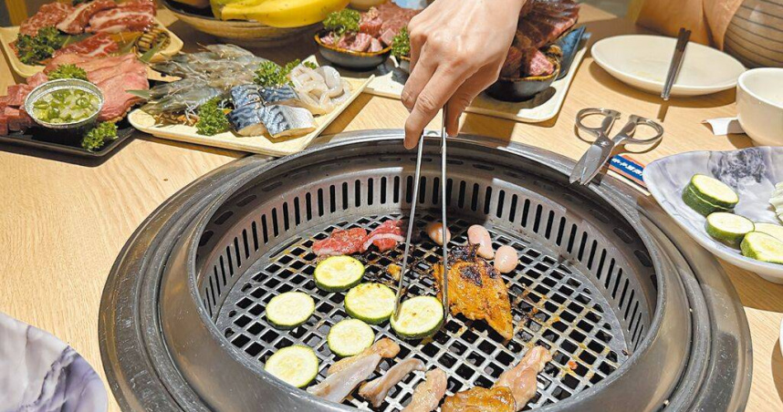 中秋烤肉，已成為國人最愛的佳節活動，營養師提醒，攝取過多的加工肉品可能會對身體造成負擔。（圖／中國時報鄭郁蓁攝）