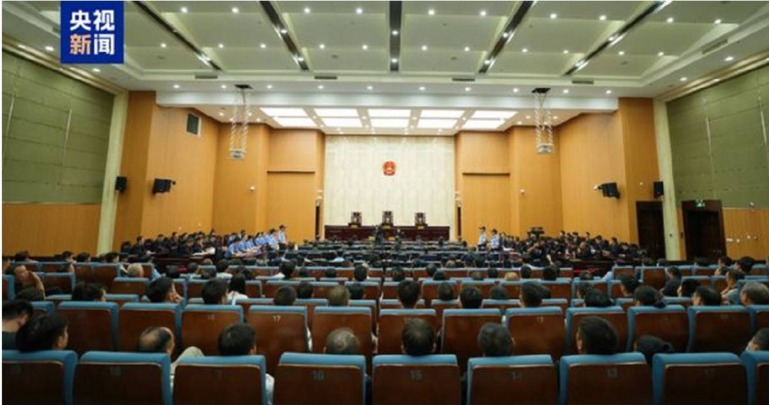 中國法院今（30日）對惡名昭彰的緬甸「明氏家族」成員作出嚴厲判決。圖為庭審現場。（圖／翻攝自《央視新聞》）