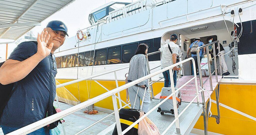 交通部航港局1日啟動「疏運B計畫」，協調「藍鵲輪」高速客輪搶運滯留金門人潮返回嘉義布袋港。家住花蓮吉安鄉的林先生（左一）候補4天，終於能搭船趕回家鄉幫忙救災。（圖／中國時報于家麒攝）