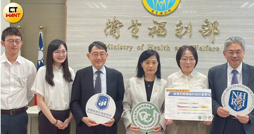 國衛院今天召開記者會，說明新冠疫情初期積極防疫的重要性。左起為國衛院群健所研究助理簡永安、研究第一作者兼研究助理成捷、所長邱弘毅、疾管署副署長曾淑慧、國衛院群健所研究員鄒小蕙、副院長陳為堅等人。（圖／林則澄攝）