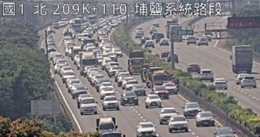 國1彰化段收假車潮湧現，短短86分鐘連發三起追撞事故，皆因未保持安全距離所致。（圖／翻攝畫面）