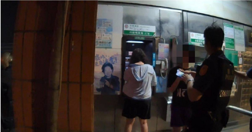 日前晚間11時許，桃園市中壢警分局仁愛派出所所長及員警正執行金融機構巡邏勤務時，發現一對母女在興仁路華勛郵局前邊講電話邊操作提款機，員警上直覺有異立刻前關心，成功阻止一起網路詐騙案件，避免民眾損失10萬元。（圖／中壢警分局提供）