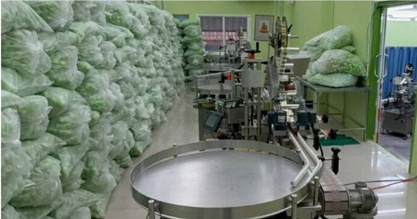 泰國警方與FDA聯合行動，於2025年10月30日破獲多處非法地下工廠。（圖／翻攝自ข่าวสด）