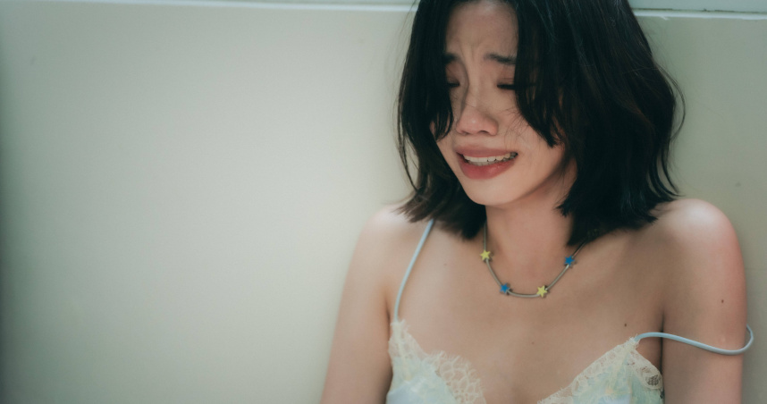 洪佩瑜配唱〈完整〉時哭到要清場。（圖／何樂音樂提供）