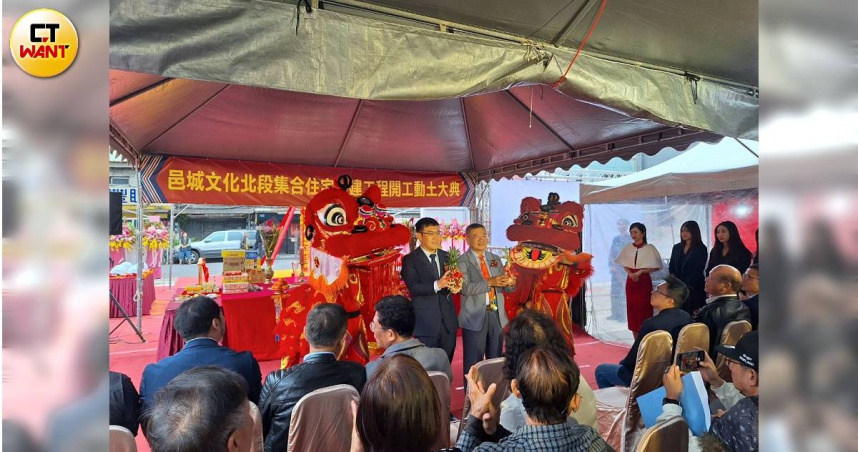 邑昇危老都更首案「邑城仰睦」位於三重台北橋周邊，已全數銷售完畢，今舉行動土典禮，預計2028年起陸續交屋認列營收。（圖／林榮芳攝）