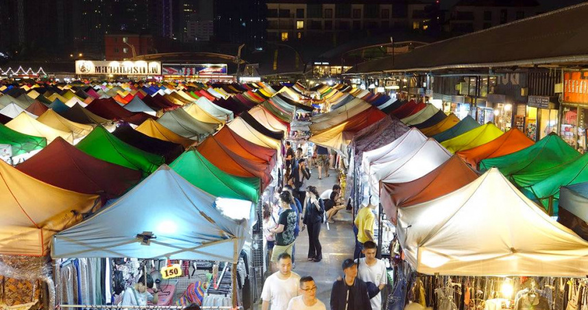 網友熱議「夜市最暴利攤位」，留言串一面倒點名遊戲攤位才是真正吸金王者。示意圖／達志／美聯社）