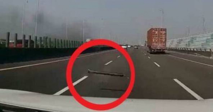 國道飛來傳動軸休旅車遭猛擊全毀。（圖 ／翻攝畫面）