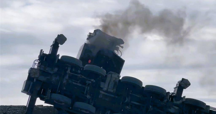 台東成功漁港吊車翻覆造成2名工人受困，救援過程中吊車突然起火，消防人員全力搶救。（圖／翻攝畫面）