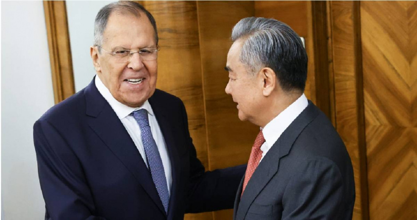 俄國外長拉夫羅夫（左）、中國外長王毅（右）。（圖／達志／美聯社）