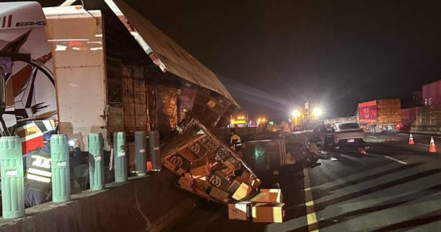 物流聯結車追撞3車釀1死9傷，砂石車駕駛肇逃凌晨現身。（圖 ／翻攝畫面）