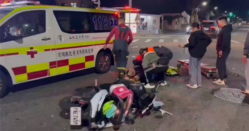 澎湖深夜十字路口驚魂撞擊　外送騎士重傷轎車當場四腳朝天