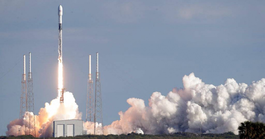 SpaceX表示，其星鏈衛星在560公里高空險些與大陸衛星擦撞，兩者距離僅約200公尺。（圖／達志／美聯社，下同）
