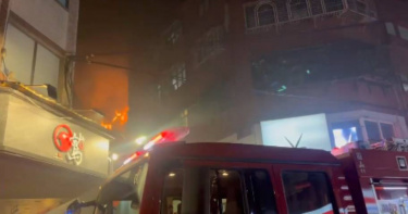 台北市中山區中山北路二段一處民宅5樓頂加24日晚間8時20分許發生火警，警消尋獲2人已無生命跡象。（圖／翻攝畫面）