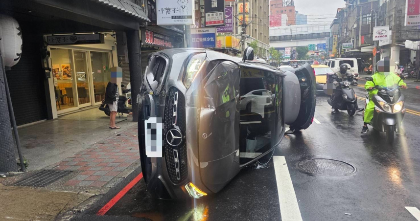 何姓女子駕駛賓士車行經漢生西路，疑似恍神而自撞路邊變電箱，他則連人帶車翻覆，所幸經救治後已無大礙。（圖／翻攝畫面）