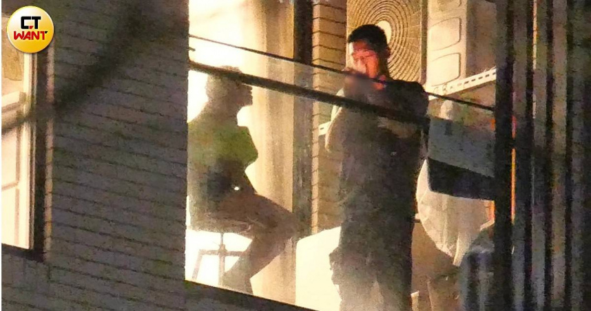 吳霏在陽台不斷吞雲吐霧，一旁的艾薇照樣與其親密接觸。（圖／本刊攝影組）