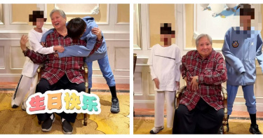 洪金寶坐在椅上與金孫共舞，展現良好精神狀態。（圖／翻攝自IG，tinming7471，下同）