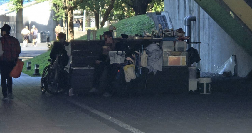 新莊國民運動中心近日有無家者出沒，還占據長椅擺放家當，更因此招來民怨。（圖／翻攝畫面）