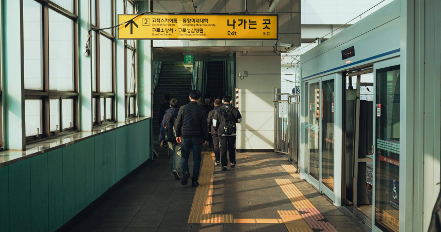 首爾地鐵1號線列車在鐘路三街站冒出濃煙，警消到場疏散乘客並進行排煙作業。（示意圖／翻攝自pexels）