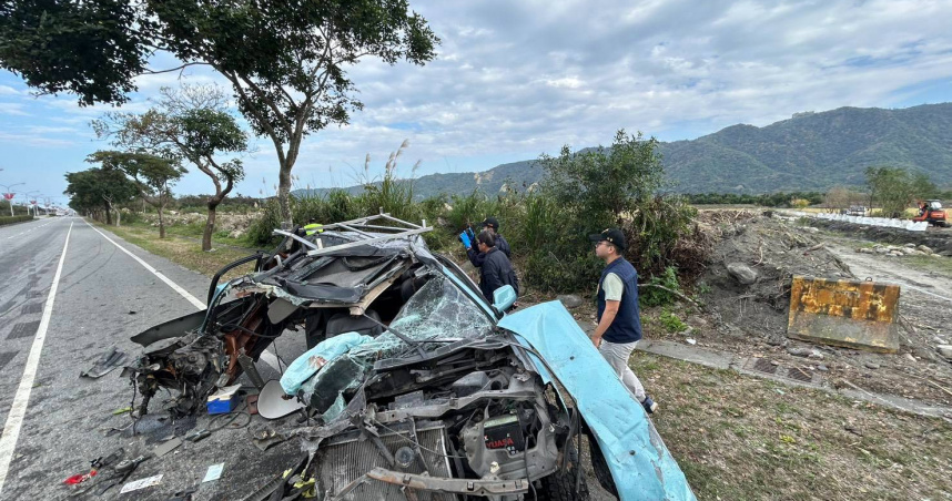 花蓮杜姓男子無照酒駕，先自撞電信電桿肇逃，再於台11丙線自撞路樹，車輛嚴重變形。（圖／翻攝畫面）