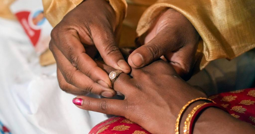 一名女子與男子私奔結婚後，女方父親因不滿婚事，涉嫌於深夜動用怪手強行推倒新郎家住宅。（圖／達志／美聯社）