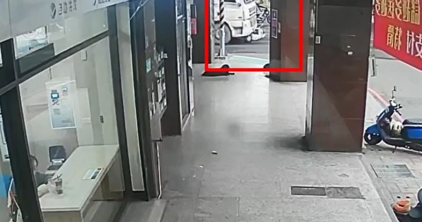 新北市八里區27日下午發生砂石車與機車碰撞事故，22歲越南籍女大生不幸身亡。（圖／翻攝畫面）