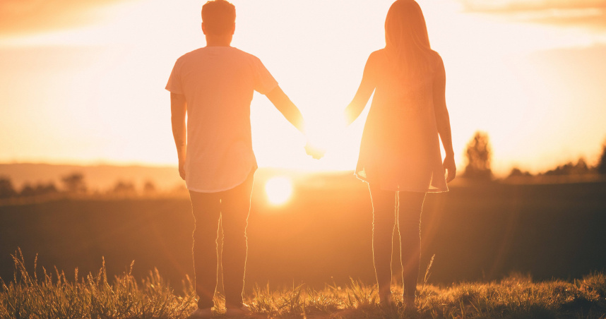 41歲男徵婚開條件，要求年輕瘦女、無子女且婚後同住公婆，還稱年薪150萬「高處不勝寒」，引發網友熱議。（示意圖／Pixabay）