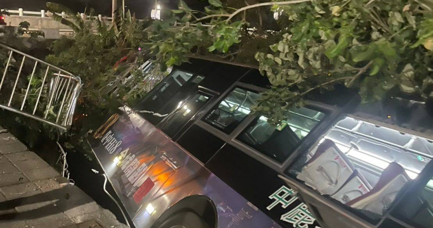 台中昨晚發生公車翻覆意外。（圖／翻攝記者爆料網）