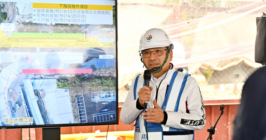 新北市長侯友宜視察淡海輕軌相關工程進度，說明後續施工與路網規畫情形。（圖／新北市政府提供）