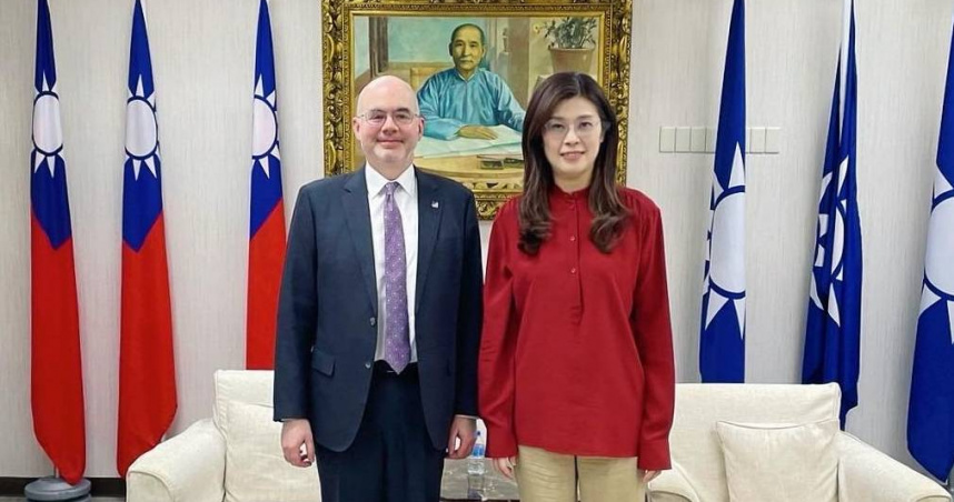 國民黨主席鄭麗文（右）會見美國在台協會處長谷立言（左）。（圖／摘自鄭麗文臉書）