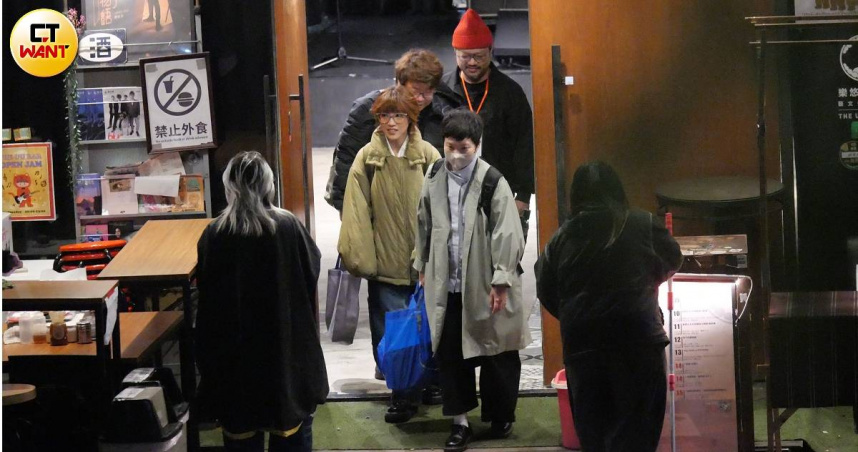 娛樂報報／小球莊鵑瑛演出粉絲力挺　回家路與友人共提袋子