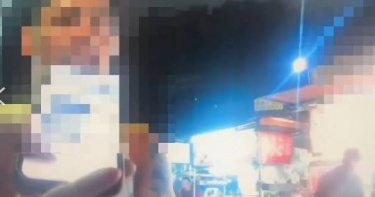 北市雙城街夜市3日晚間，一名沈姓男子禮貌詢問空椅是否有人坐，遭楊男拒絕，雙方因此爆發衝突。（圖／翻攝畫面）