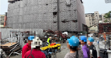 新莊建案14日上午發生嚴重工安意外，導致1死1傷，警方調查後確認死者為失聯移工。（圖／翻攝畫面 ）